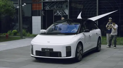 理想i8对撞乘龙卡车，利字头上一把刀