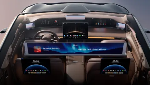 华为系王炸轿车 30万出头 配置看齐尊界 32英寸巨幕影院